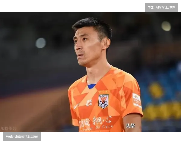 【2026年4月中超联赛·人物·特写老将郑铮顶级联赛出场600次纪念赛,获俱乐部颁发纪念奖杯